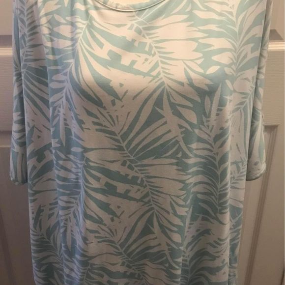 Women’s Plus Size 3x Light Blue And White Leaf Design Top Very Soft - Picture 1 of 3